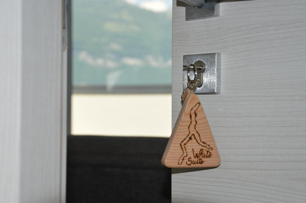 White Suite - Jacuzzi, Swimming Pool & Lake View 勒泽诺 外观 照片